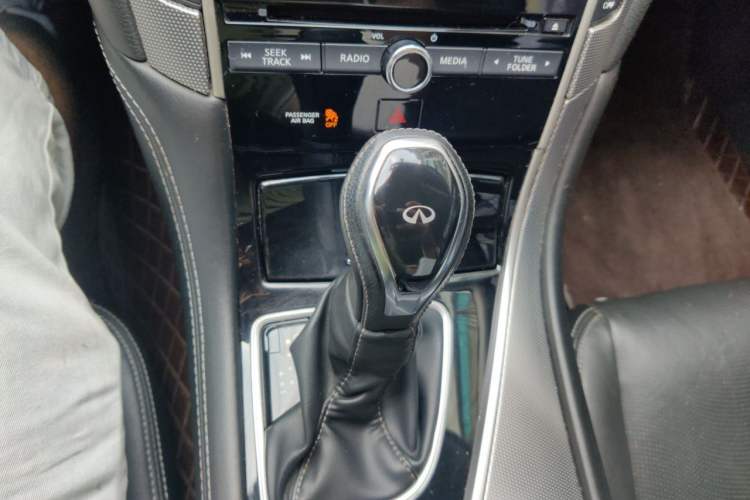 Used Infiniti Q50L 2018 2.0T Enjoyment Version China V Standard Gear Lever