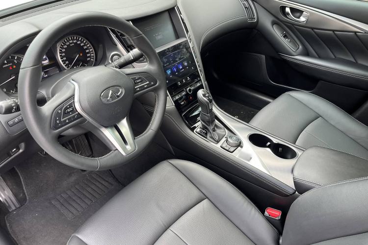 Used Infiniti Q50L 2018 2.0T Enjoyment Version China VI Standard Interior 1