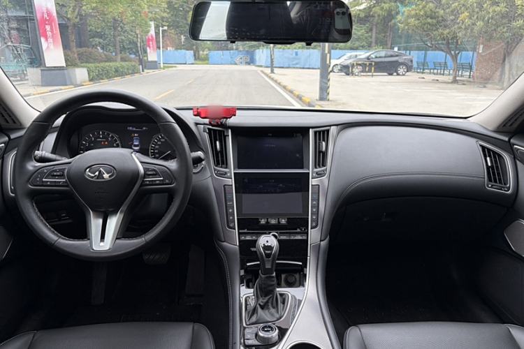Used Infiniti Q50L 2018 2.0T Enjoyment Version China VI Standard Interior 1