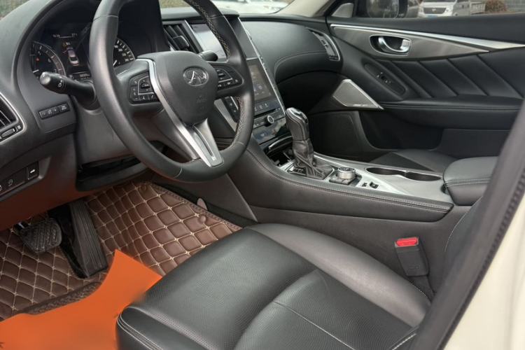 Used Infiniti Q50L 2018 2.0T Enjoyment Version China VI Standard Interior 1