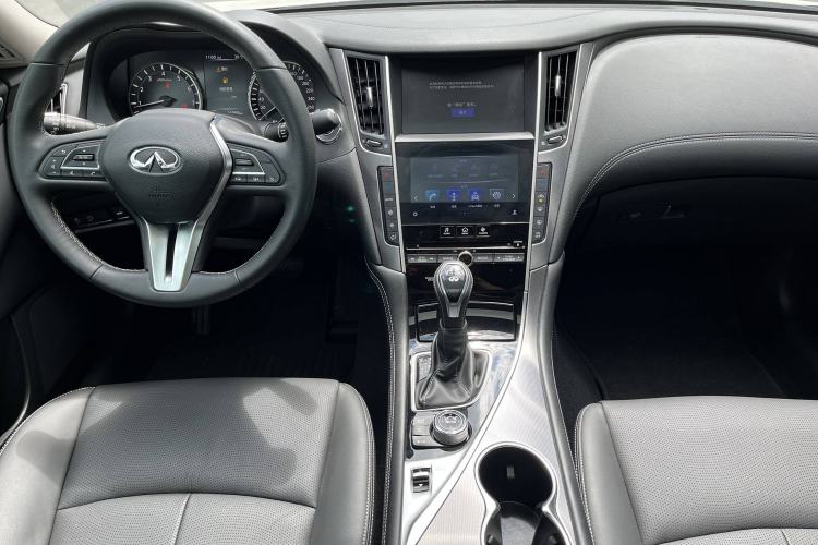 Used Infiniti Q50L 2018 2.0T Enjoyment Version China VI Standard Interior 2