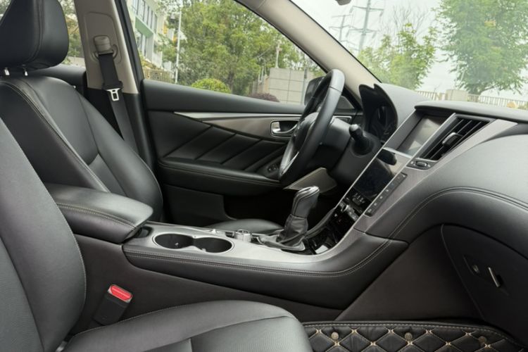 Used Infiniti Q50L 2018 2.0T Enjoyment Version China VI Standard Interior 2