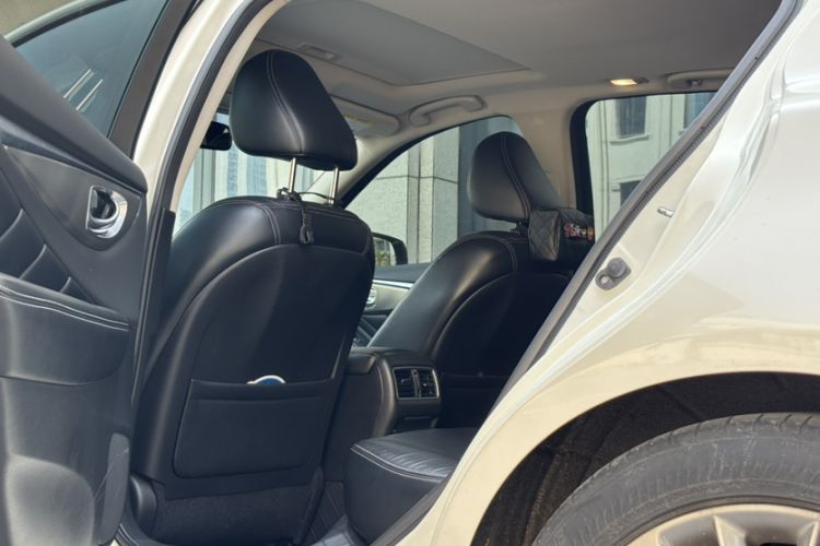 Used Infiniti Q50L 2018 2.0T Enjoyment Version China VI Standard Interior 2