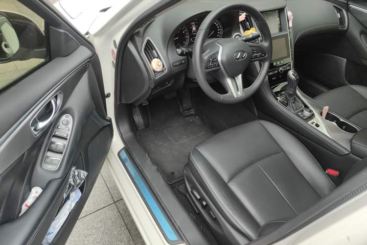 Used Infiniti Q50L 2018 2.0T Enjoyment Version China VI Standard Interior 3