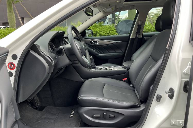 Used Infiniti Q50L 2018 2.0T Enjoyment Version China VI Standard Interior 4