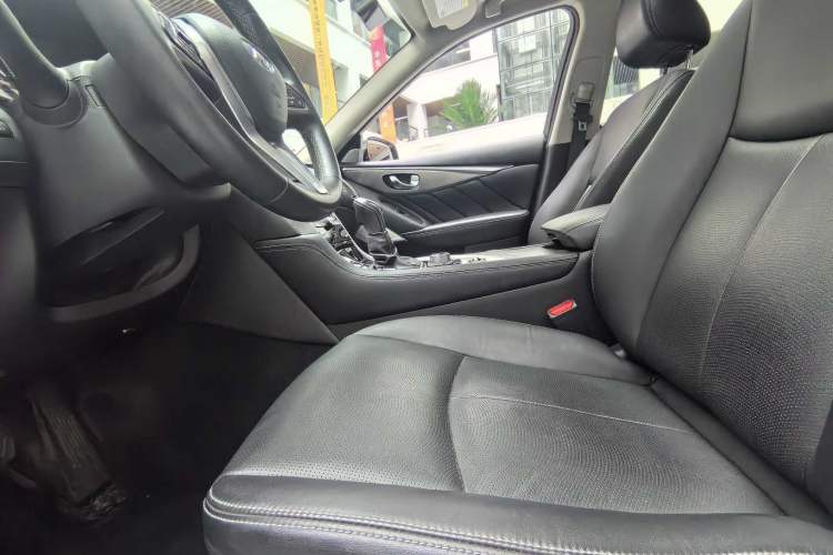 Used Infiniti Q50L 2018 2.0T Enjoyment Version China VI Standard Interior 4