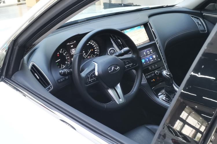 Used Infiniti Q50L 2018 2.0T Enjoyment Version China VI Standard Interior 4