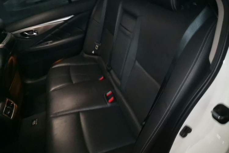 Used Infiniti Q50L 2018 2.0T Enjoyment Version China VI Standard Interior 4