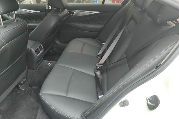 Used Infiniti Q50L 2018 2.0T Enjoyment Version China VI Standard Interior 4
