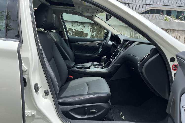 Used Infiniti Q50L 2018 2.0T Enjoyment Version China VI Standard Interior 6