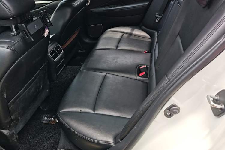 Used Infiniti Q50L 2018 2.0T Comfort Edition China V Standard Left Rear Seat