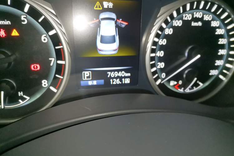 Used Infiniti Q50L 2018 2.0T Enjoyment Version China VI Standard Odometer Close Up