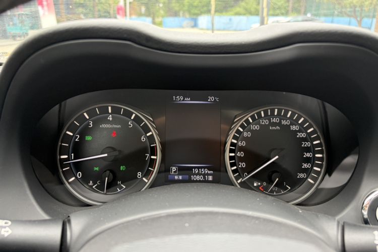 Used Infiniti Q50L 2018 2.0T Enjoyment Version China VI Standard Odometer Close Up