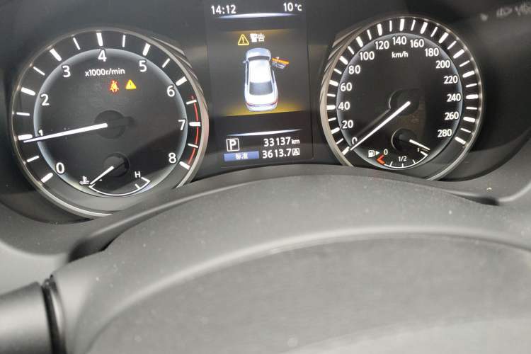 Used Infiniti Q50L 2018 2.0T Comfort Edition China VI Standard Odometer Close Up