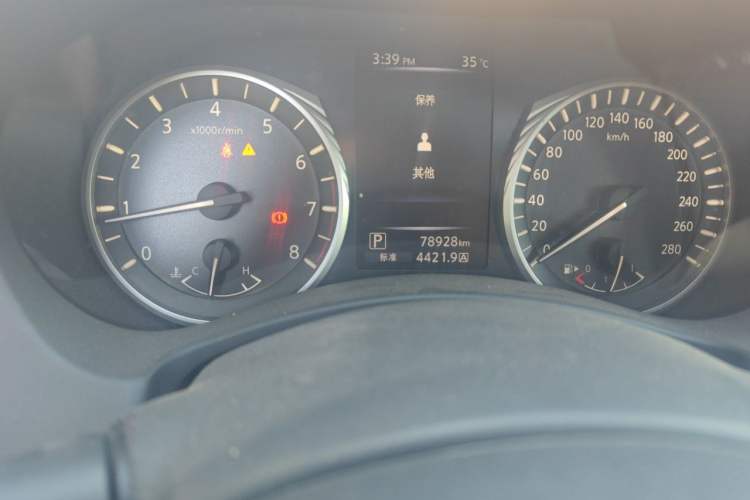 Used Infiniti Q50L 2018 2.0T Enjoyment Version China VI Standard Odometer Close Up