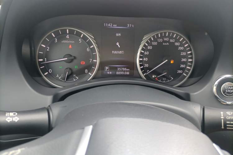 Used Infiniti Q50L 2018 2.0T Enjoyment Version China VI Standard Odometer Close Up