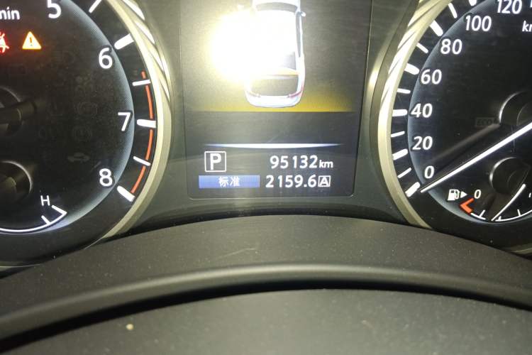 Used Infiniti Q50L 2018 2.0T Comfort Edition China VI Standard Odometer Close Up