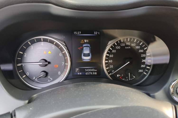 Used Infiniti Q50L 2018 2.0T Comfort Edition China VI Standard Odometer Close Up
