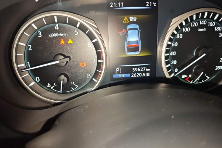 Used Infiniti Q50L 2018 2.0T Enjoyment Version China VI Standard Odometer Close Up