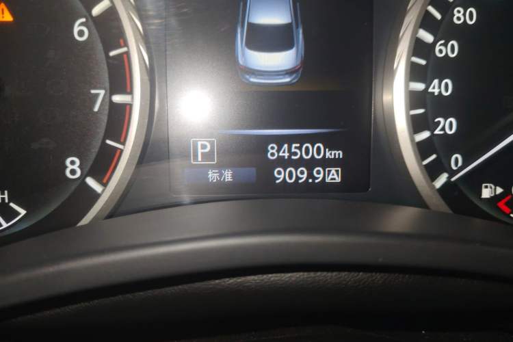Used Infiniti Q50L 2018 2.0T Comfort Edition China VI Standard Odometer Close Up