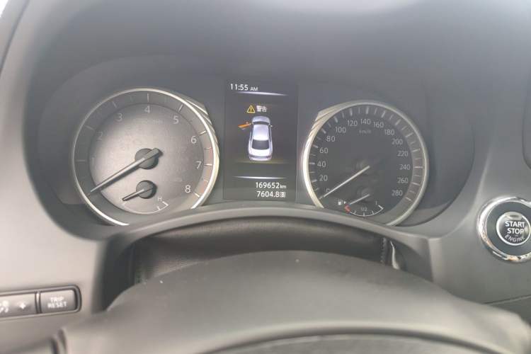 Used Infiniti Q50L 2018 2.0T Enjoyment Version China VI Standard Odometer Close Up