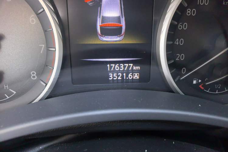 Used Infiniti Q50L 2018 2.0T Enjoyment Version China VI Standard Odometer Close Up