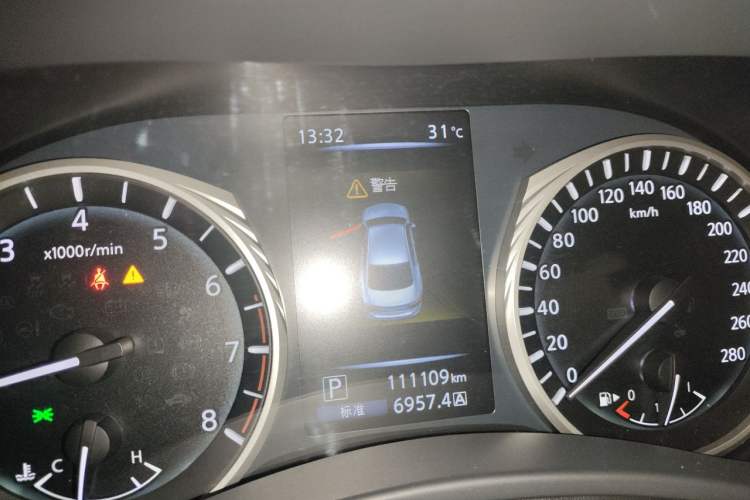 Used Infiniti Q50L 2018 2.0T Comfort Edition China VI Standard Odometer Close Up