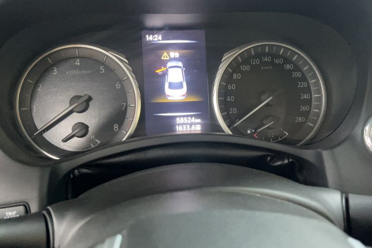 Used Infiniti Q50L 2018 2.0T Enjoyment Version China VI Standard Odometer Close Up
