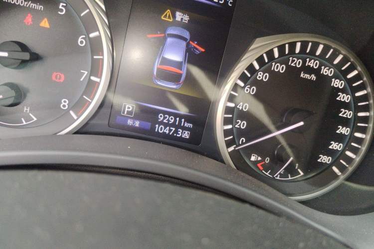 Used Infiniti Q50L 2018 2.0T Enjoyment Version China VI Standard Odometer Close Up