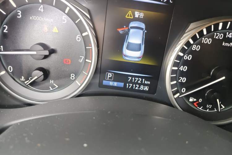 Used Infiniti Q50L 2018 2.0T Enjoyment Version China VI Standard Odometer Close Up