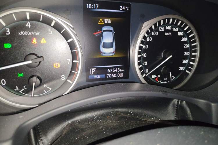 Used Infiniti Q50L 2018 2.0T Enjoyment Version China VI Standard Odometer Close Up