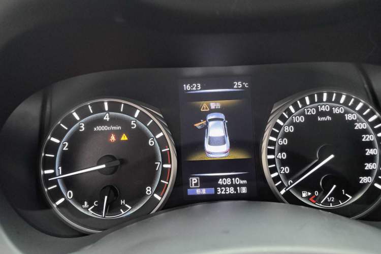 Used Infiniti Q50L 2018 2.0T Enjoyment Version China VI Standard Odometer Close Up