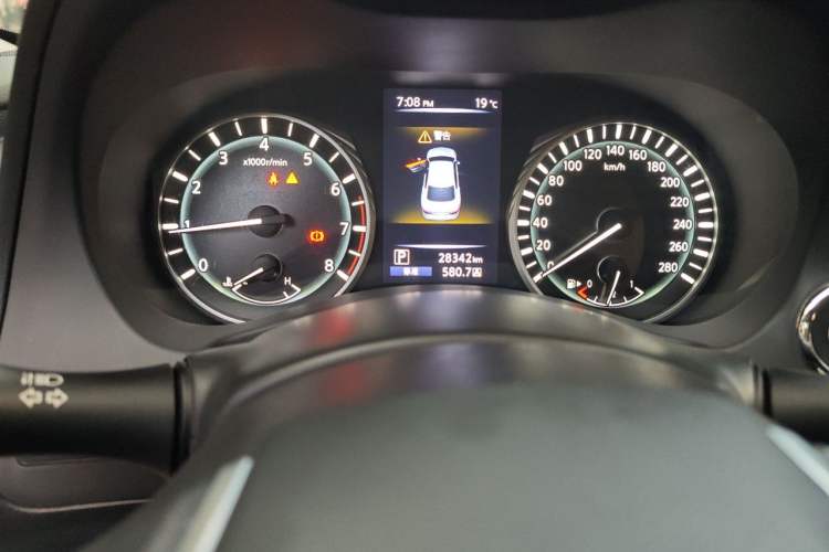 Used Infiniti Q50L 2018 2.0T Comfort Edition China VI Standard Odometer Close Up