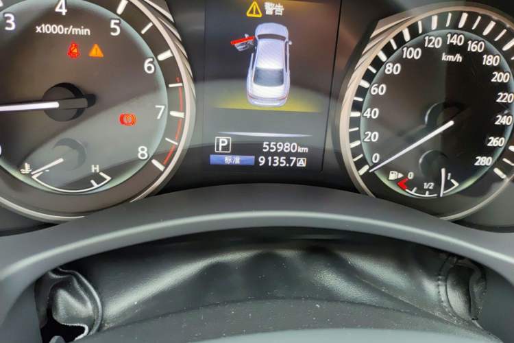 Used Infiniti Q50L 2018 2.0T Comfort Edition China VI Standard Odometer Close Up