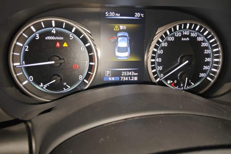 Used Infiniti Q50L 2018 2.0T Enjoyment Version China VI Standard Odometer Close Up