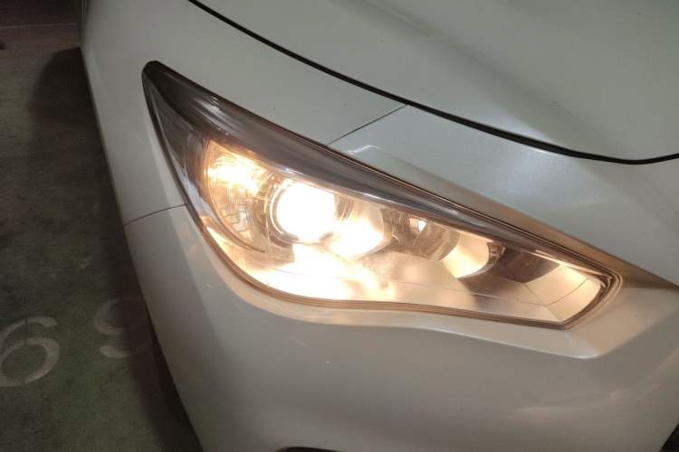Used Infiniti Q50L 2018 2.0T Comfort Edition China VI Standard Right Front Headlight