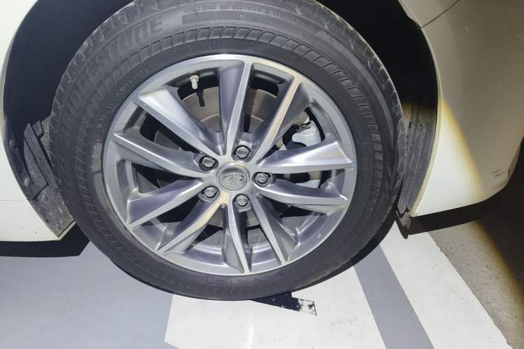 Used Infiniti Q50L 2018 2.0T Comfort Edition China VI Standard Right Front Wheel Hub