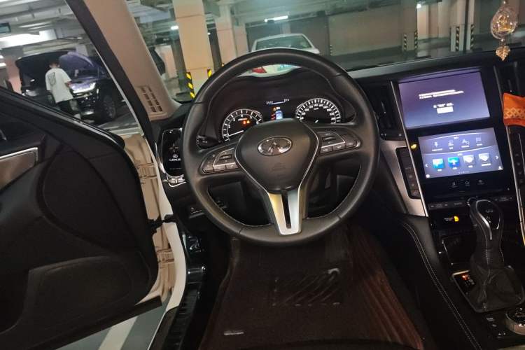 Used Infiniti Q50L 2018 2.0T Enjoyment Version China VI Standard Steering Wheel