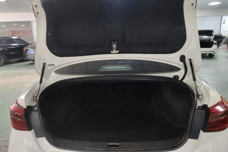 Used Infiniti Q50L 2018 2.0T Comfort Edition China VI Standard Trunk
