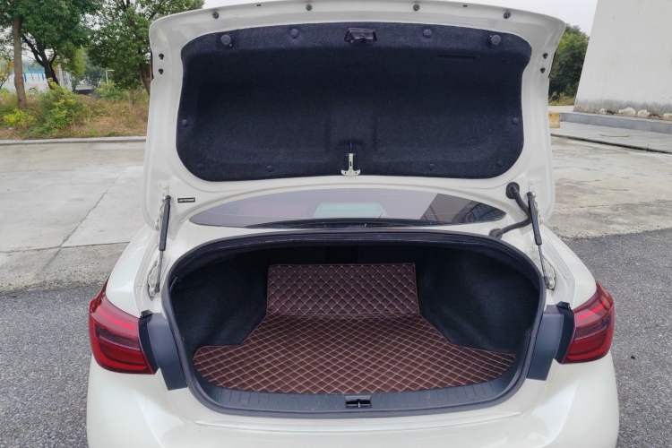 Used Infiniti Q50L 2018 2.0T Enjoyment Version China VI Standard Trunk