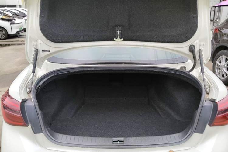 Used Infiniti Q50L 2018 2.0T Comfort Edition China V Standard Trunk