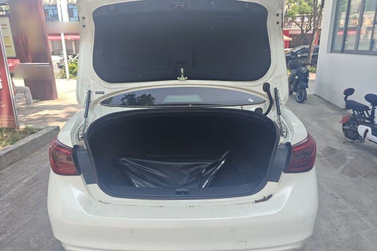 Used Infiniti Q50L 2018 2.0T Enjoyment Version China VI Standard Trunk