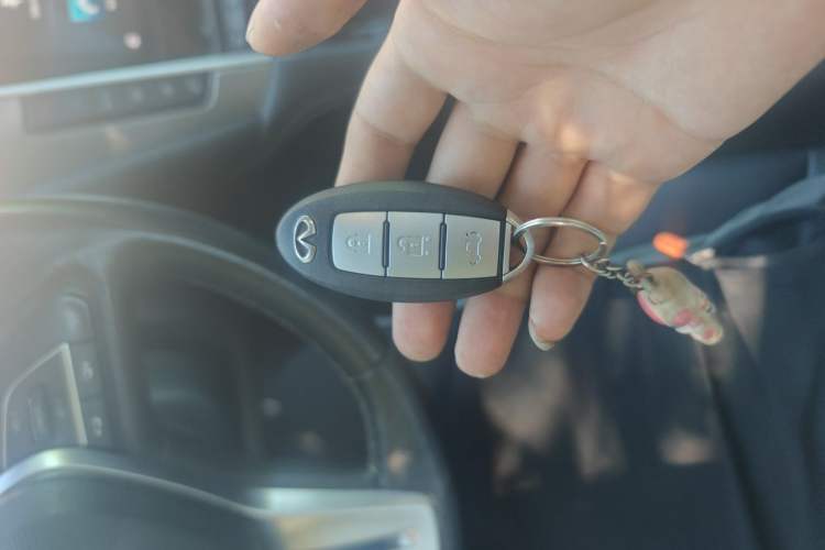 Used Infiniti Q50L 2018 2.0T Enjoyment Version China VI Standard Vehicle Key