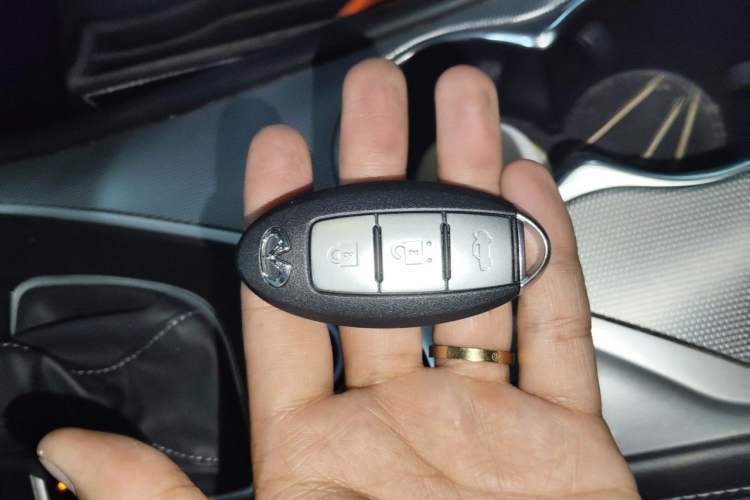 Used Infiniti Q50L 2018 2.0T Enjoyment Version China VI Standard Vehicle Key