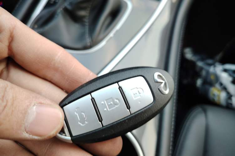Used Infiniti Q50L 2018 2.0T Comfort Edition China VI Standard Vehicle Key