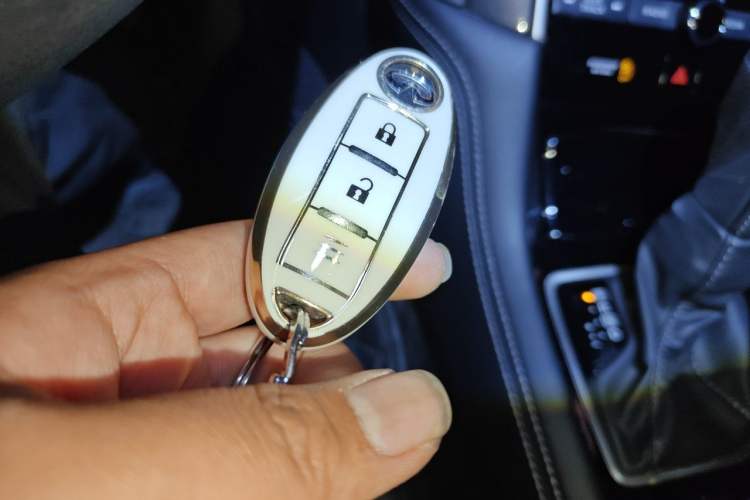 Used Infiniti Q50L 2018 2.0T Comfort Edition China VI Standard Vehicle Key