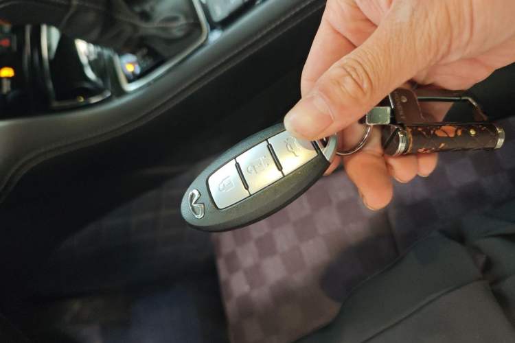 Used Infiniti Q50L 2018 2.0T Comfort Edition China VI Standard Vehicle Key