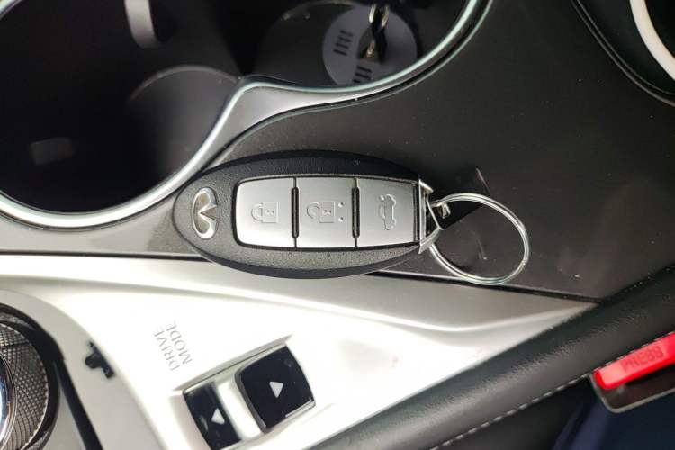 Used Infiniti Q50L 2018 2.0T Comfort Edition China VI Standard Vehicle Key