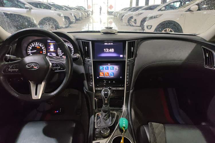 Used Infiniti Q50L 2021 2.0T Comfort Edition Center Console