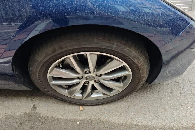 Used Infiniti Q50L 2022 2.0T Comfort Edition Right Front Wheel Hub